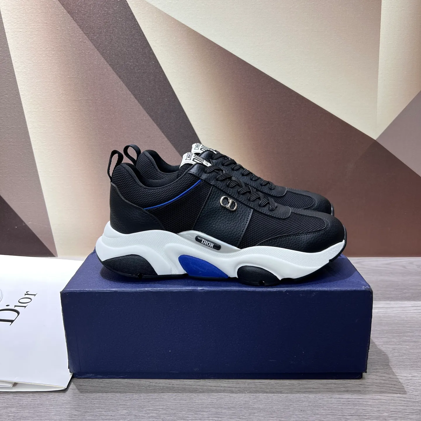 Factory price: 438💰Original Dior quality.~ Unique modern style sneakers. 🏃A must-have casual shoe for trendy men😍😍 Imported cowhide fabric, sheepskin foot pads (refuse to discolor and grind feet) soles: Original soles specially provided by the original factory, French lazy style design ⚠️Fit to the feet, original quality, super comfortable original soles. It’s like shooting the real thing🎬The real thing is better, high-quality sneakers, men’s shoe size: 38-44, (45 can be customized)